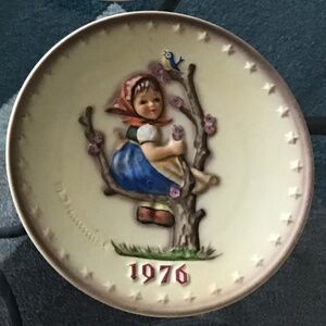 Goebel Hummel Vintage 1976 6th Annual Collector's Plate "Apple Tree Girl". w/box